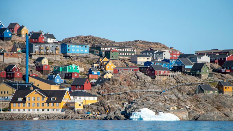 free-photo-of-colorful-houses-in-uummannaq-greenland-waterfront